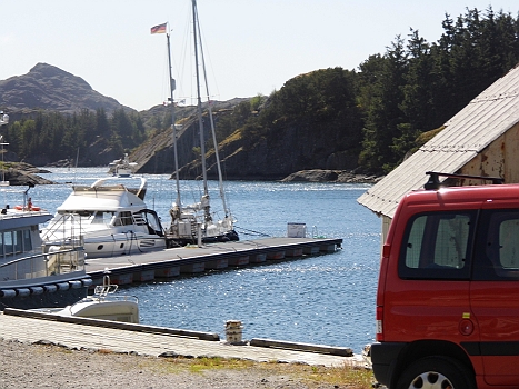 DSCI0009_a (1).JPG - Derweil schiebt Maimiti am Steg Lage....